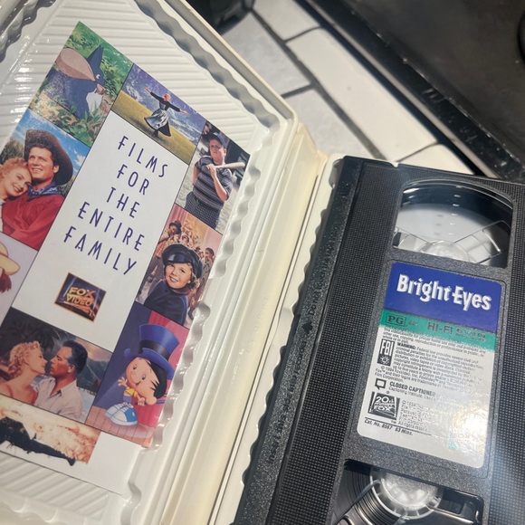 Shirley Temple Bright Eyes VHS movie Tape - Picture 3 of 4